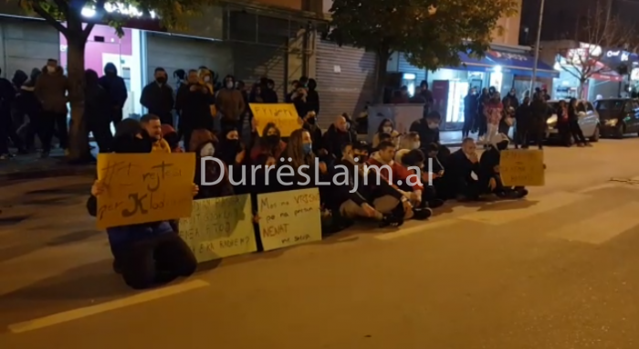 Durrës, të rinjtë ulen këmbëkryq para efektivëve, ja kërkesat e tyre (VIDEO)