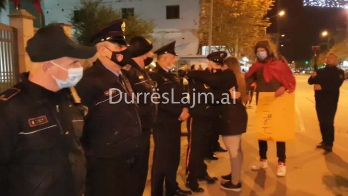 Barjamaj shpjegon përse të rinjtë përqafuan efektivët e policisë në Durrës: Beteja jonë nuk është me policët rrogëtarë 500 mijë lekësh