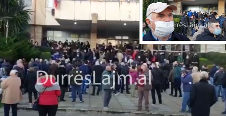 Aplikimi për grantin, qytetarët në Durrës të revoltuar: Pse s’e bëjnë në çdo komunë po na grumbullojnë? (VIDEO)