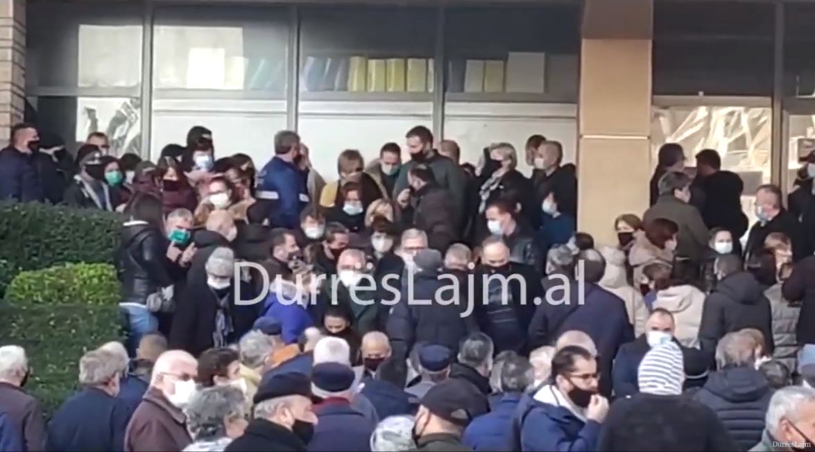 Riaplikimi për grantin vetëm sot, radhë e madhe dhe mosrespektim i distancimit fizik te Prefektura (VIDEO)
