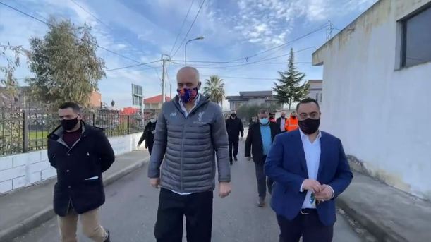 Rama, batuta me qytetarin që iu rindërtua shtëpia: Këta demokratët e Shijakut i dua shumë! (VIDEO)