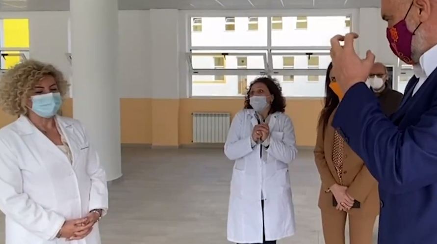 Rama sërish në një shkollë në Durrës, vë në siklet drejtoreshën: Të ka dalë nami si shtrigë!