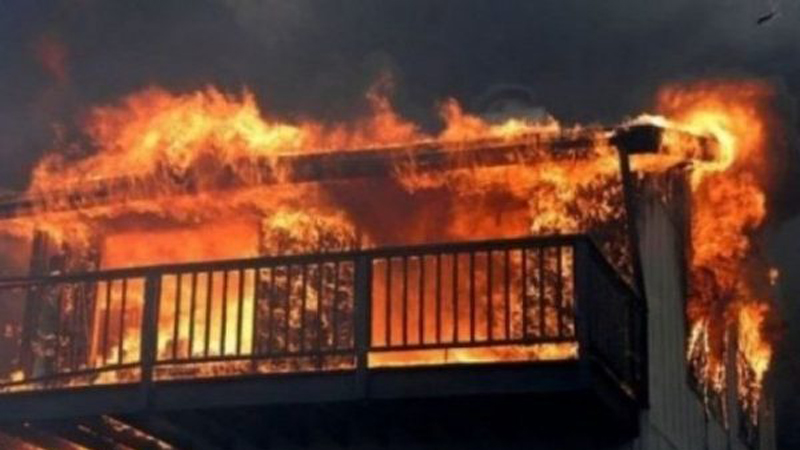 Banesa përfshihet nga flakët, policia evakuon në kohë banorët në Tiranë