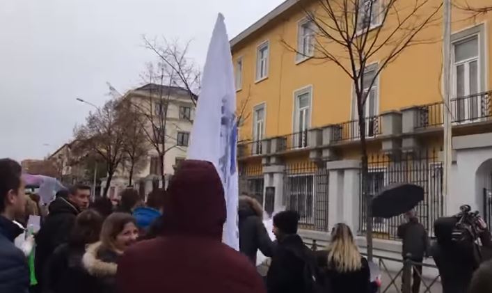 “Kushi të japë dorëheqjen!”, studentët qëllojnë Ministrinë me vezë e bojë të zezë