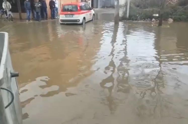 “Sukthi duke notuar në ujë. Tmerr i vërtetë” (VIDEO)
