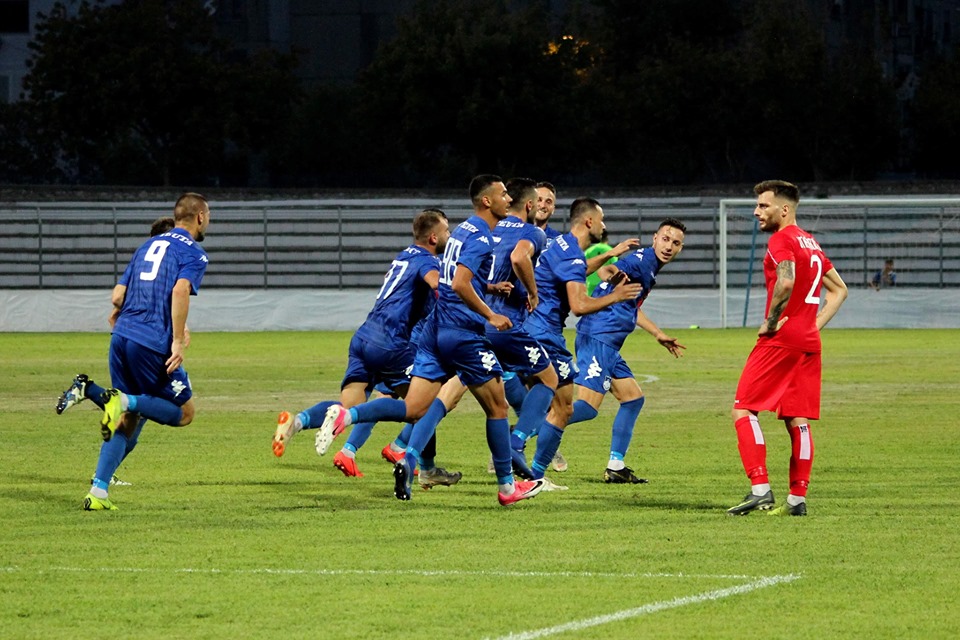 Sulmuesi gati, mungon mbrojtësi. Martini bën lëvizjet para Kastriotit