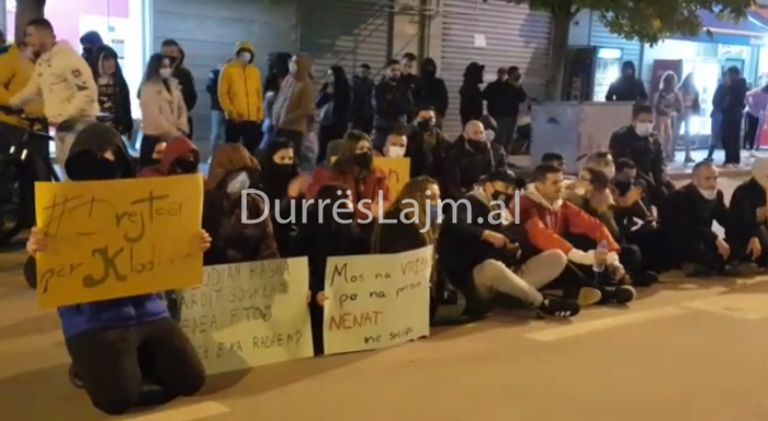 Një mesazh proteste nga të rinjtë e Durrësit