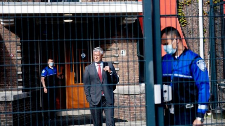 Analiza e gazetës austriake: Thaҫi, Krasniqi, Veseli e Rexhepi akuzohen se vranë 416 persona, si i kërcënuan dëshmitarët