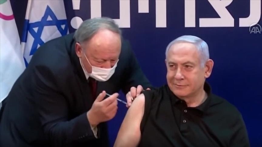 Kryeministri Netanyahu vaksinohet i pari kundër COVID-19 para kamerave