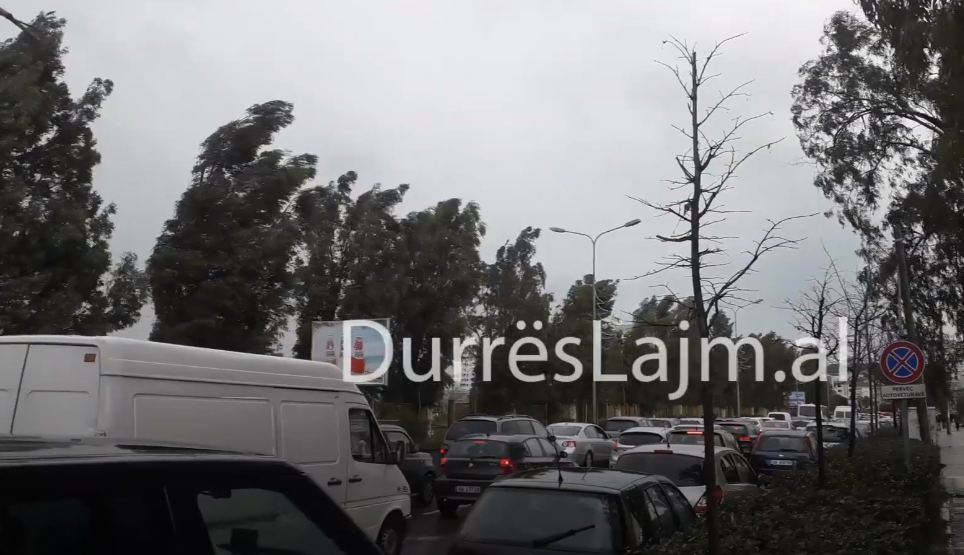 VIDEOLAJM/ Moti i keq shkakton trafik të rënduar në Durrës