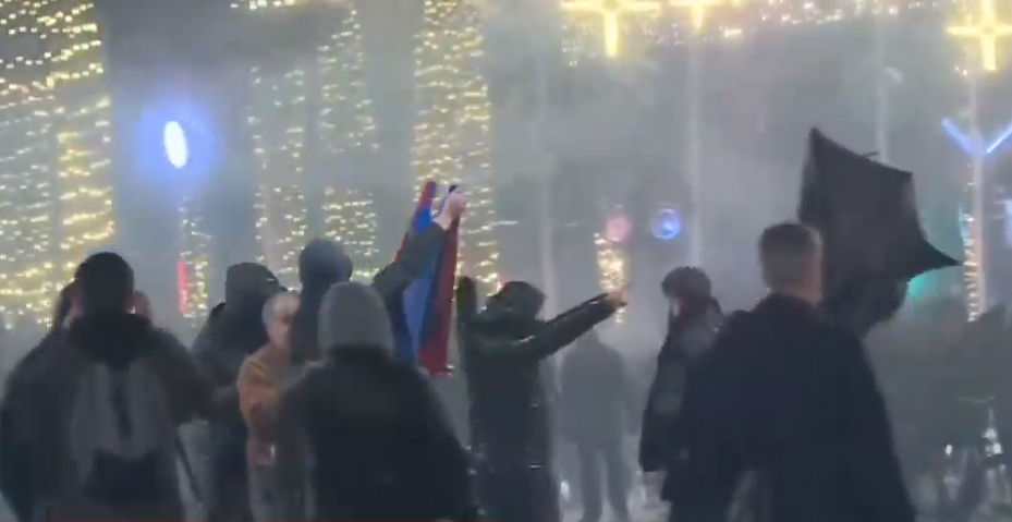 Policia hedh ujë dhe gaz lotsjellës për shpërndarjen e protestuesve para kryeministrisë