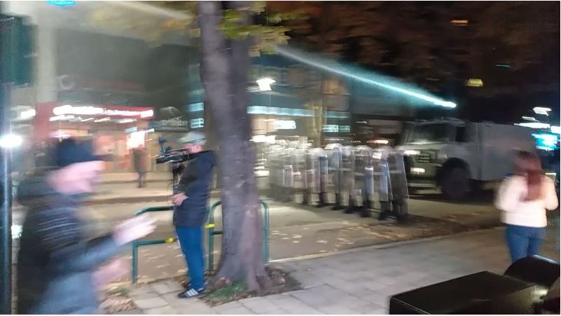 Protestuesit zhvendosen drejt ish-Bllokut, policia përdor gaz lotsjellës dhe ujë