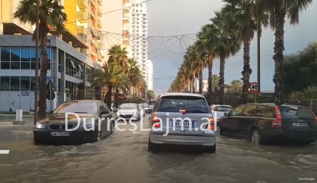Reshjet e dendura të shiut, uji pushton rrugët e Durrësit (VIDEO)