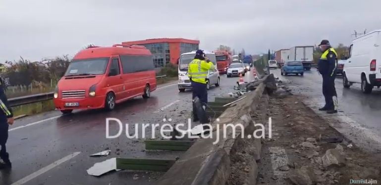 Kamioni shkatërron trafikndarësen, vazhdon trafiku në autostradë pas disa orësh (VIDEO)