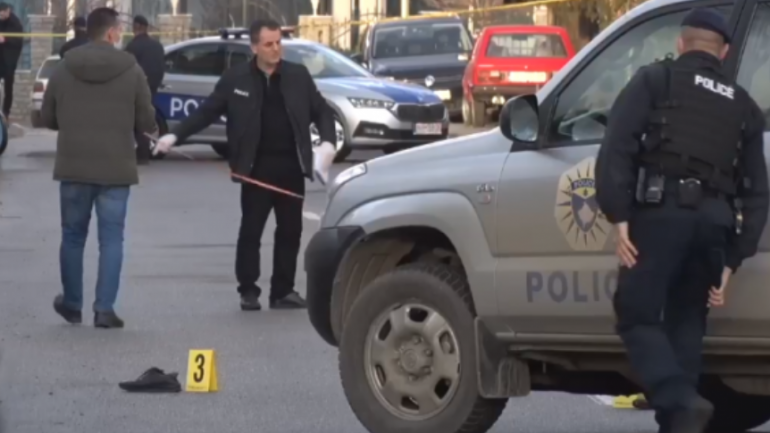 Djali sulmon prindërit me thikë, humb jetën babai