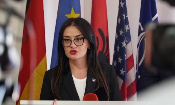 Ministrja e Jashtme e Kosovës vetëizolohet: Pata kontakt me një zyrtar të lartë që dje rezultoi me COVID-19