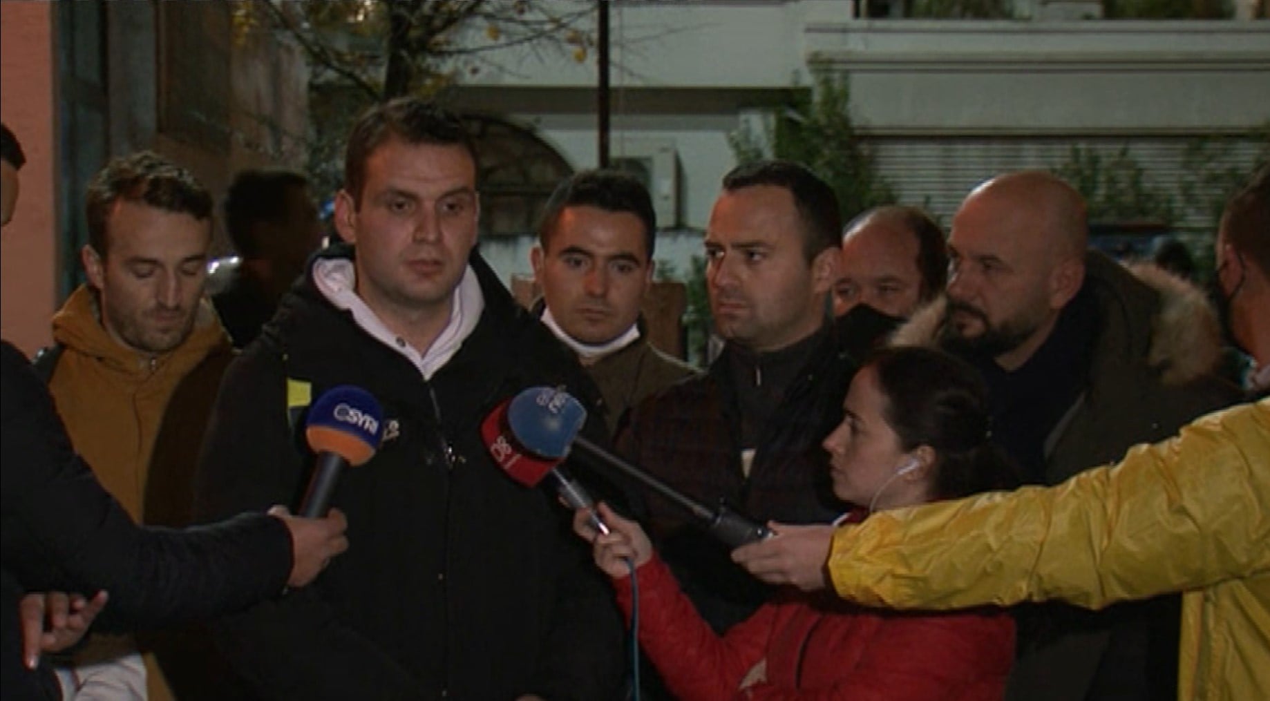 Dhuna ndaj gazetarit Xhoi Malësia, reagojnë shoqatat e gazetarëve: Të vihen para drejtësisë efektivët