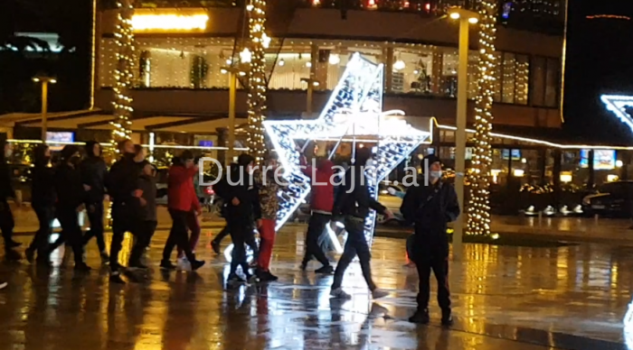 Dëmtimi i dekorit festiv nga protestuesit, kryebashkiakja e Durrësit: Dhuna dhe shkatërrimi janë të papranueshme!