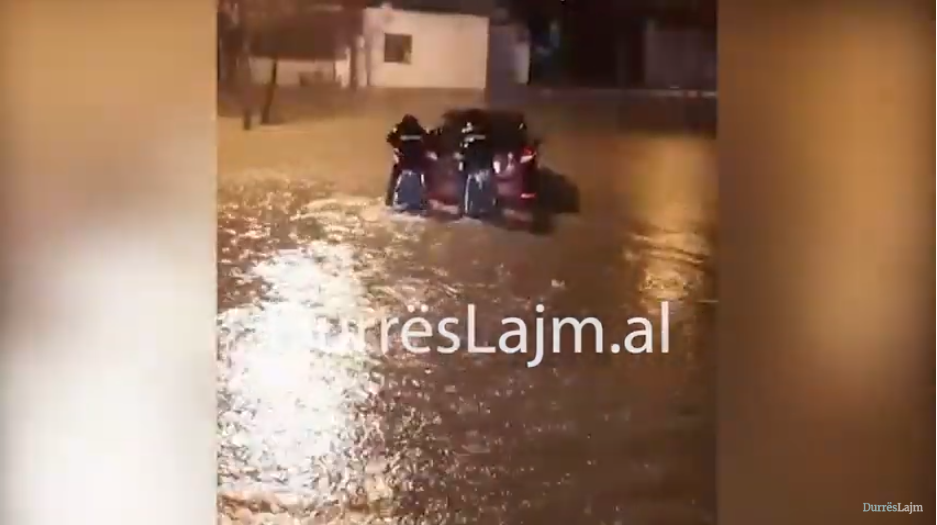 Në mes të rrebeshit të shiut, zjarrfikësit e Durrësit u vijnë në ndihmë drejtuesve të automjeteve (VIDEO)