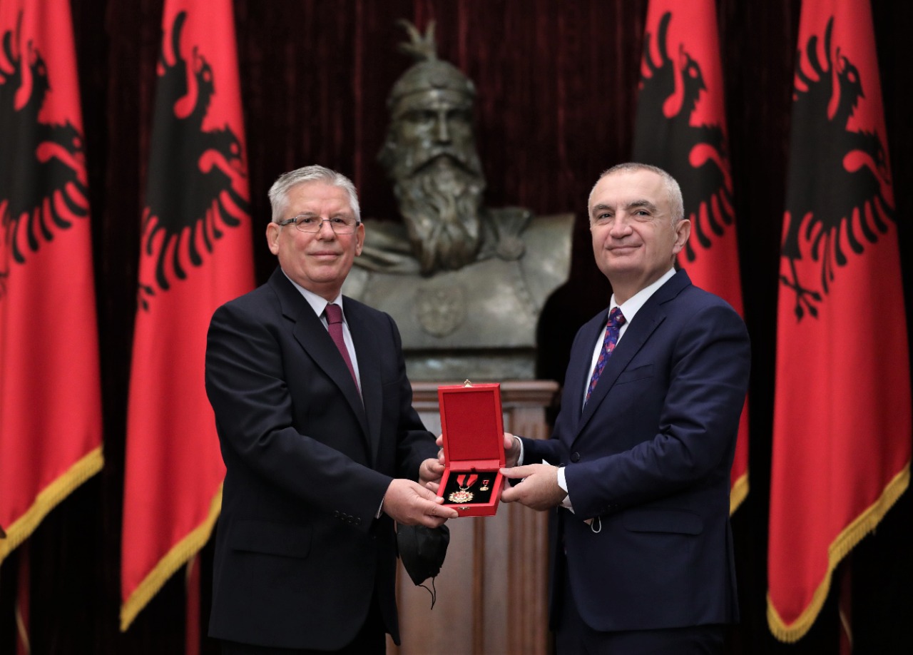 Presidenti Meta dekoron me titullin “Mjeshtër i Madh” Agim Duron