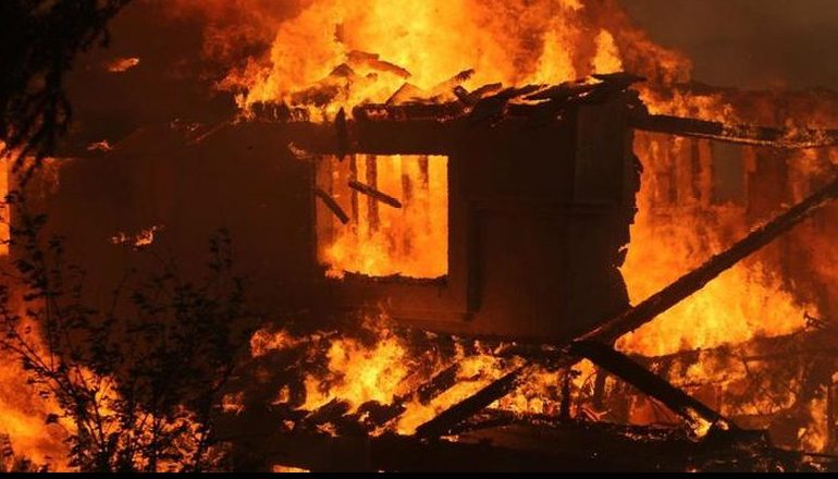 Zjarri përfshin stanin në Finiq, digjen 200 dele