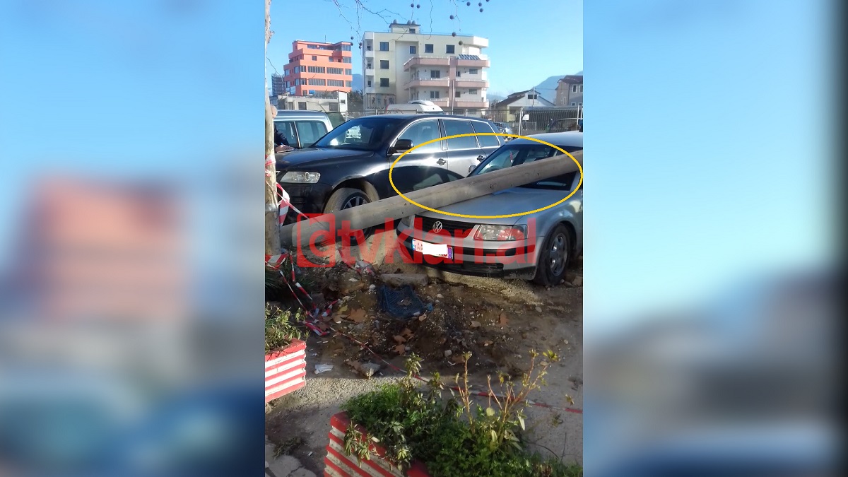 Panik në Tiranë, rrëzohet shtylla dhe zë poshtë dy makina