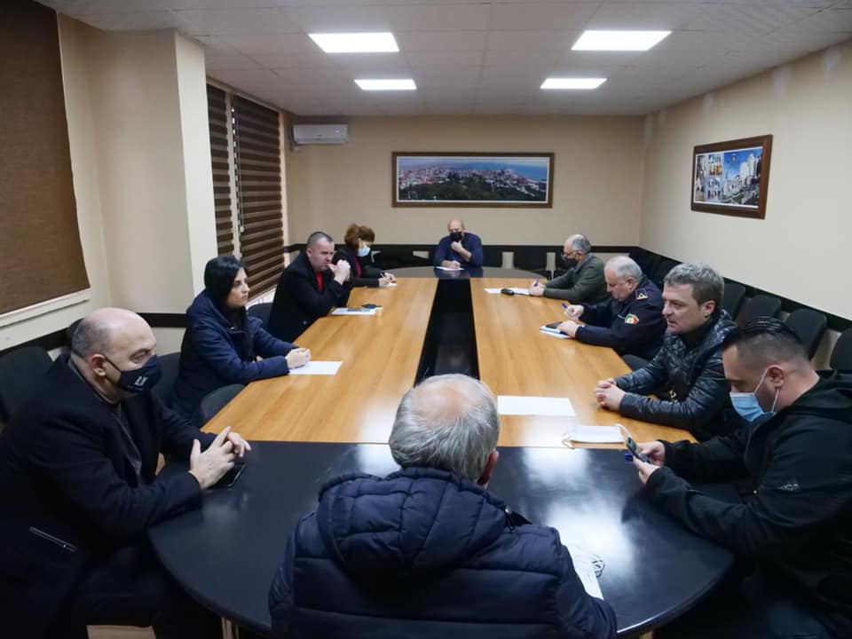 VIDEO/ Prefekti Nasto mbledh Komisionin e Mbrojtjes Civile: Të rritet intensiteti i punës së grupeve ne terren