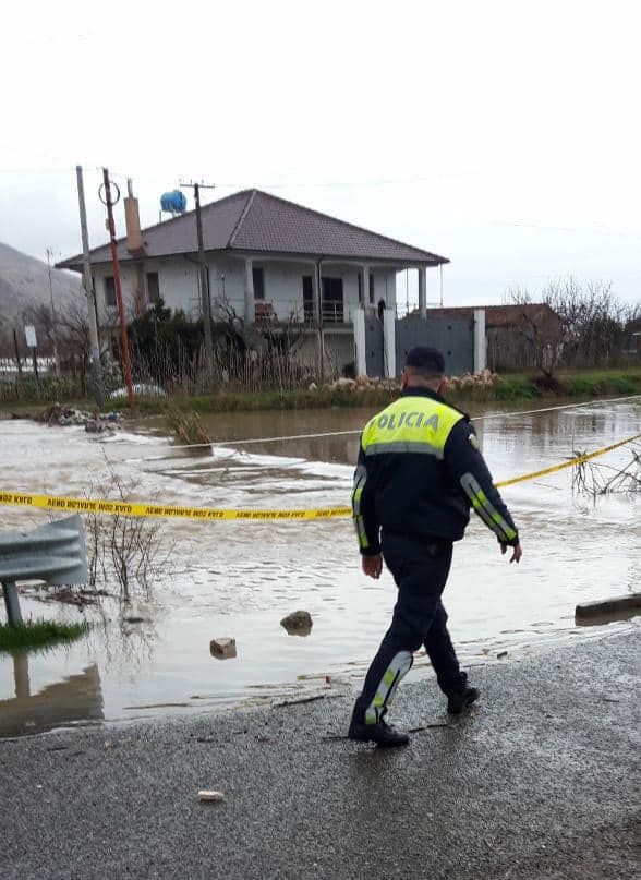 Përmbytjet në vend, Policia apel shoferëve: Shmangni udhëtimet në zonat e rrezikshme