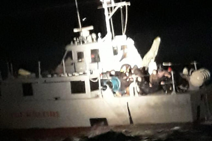 Roja bregdetare shpëton një gomone me 55 emigrantë në grykëderdhjen e Vjosës