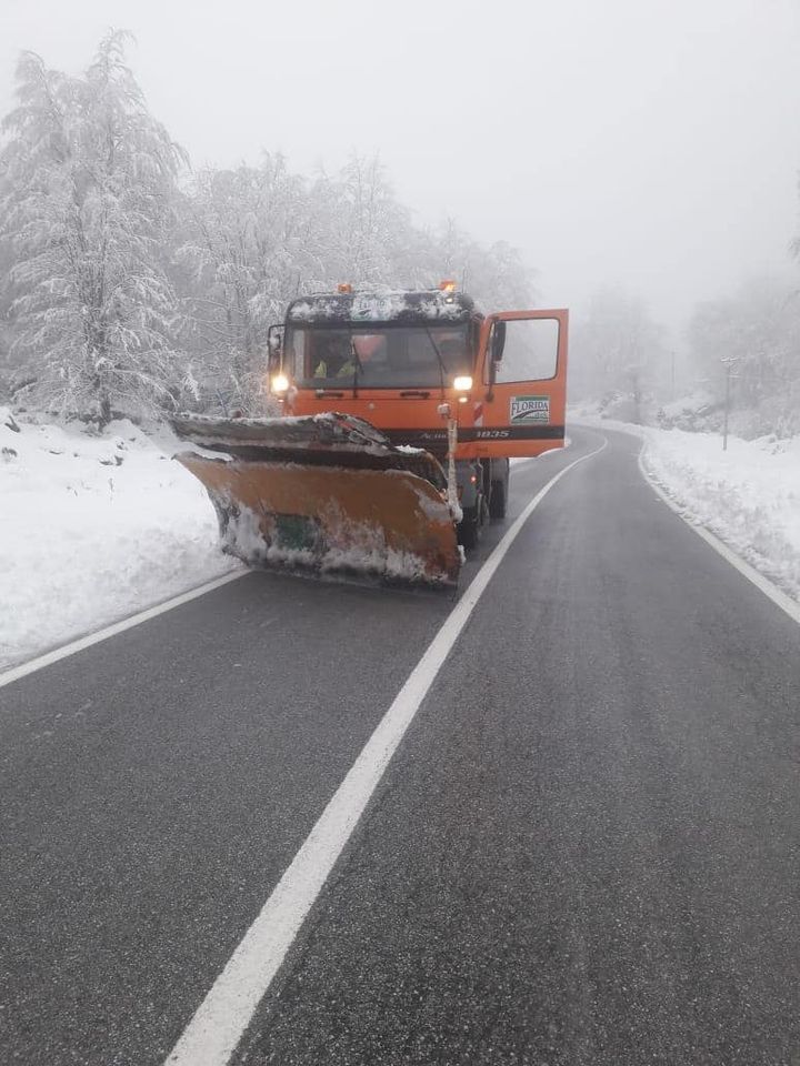 Moti i keq/ Reshje dëbore, përmbytje, rënie gurësh dhe inertesh në disa akse rrugore