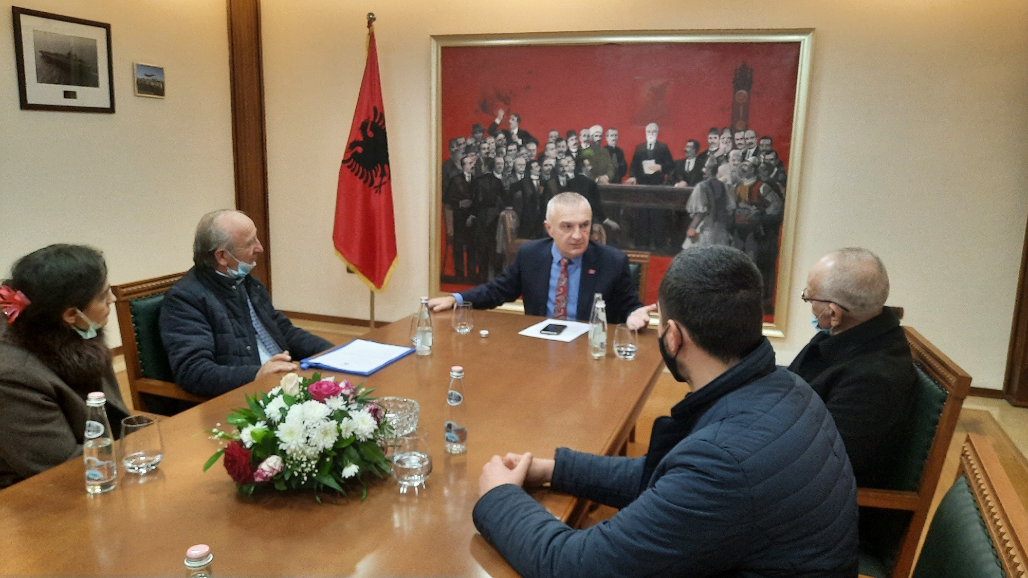 Kryesia e shoqatës “Durrësi Autokton” takon Metën: I propozuam të dekorojë Vangjel Toçin me titullin “Nderi i Kombit”