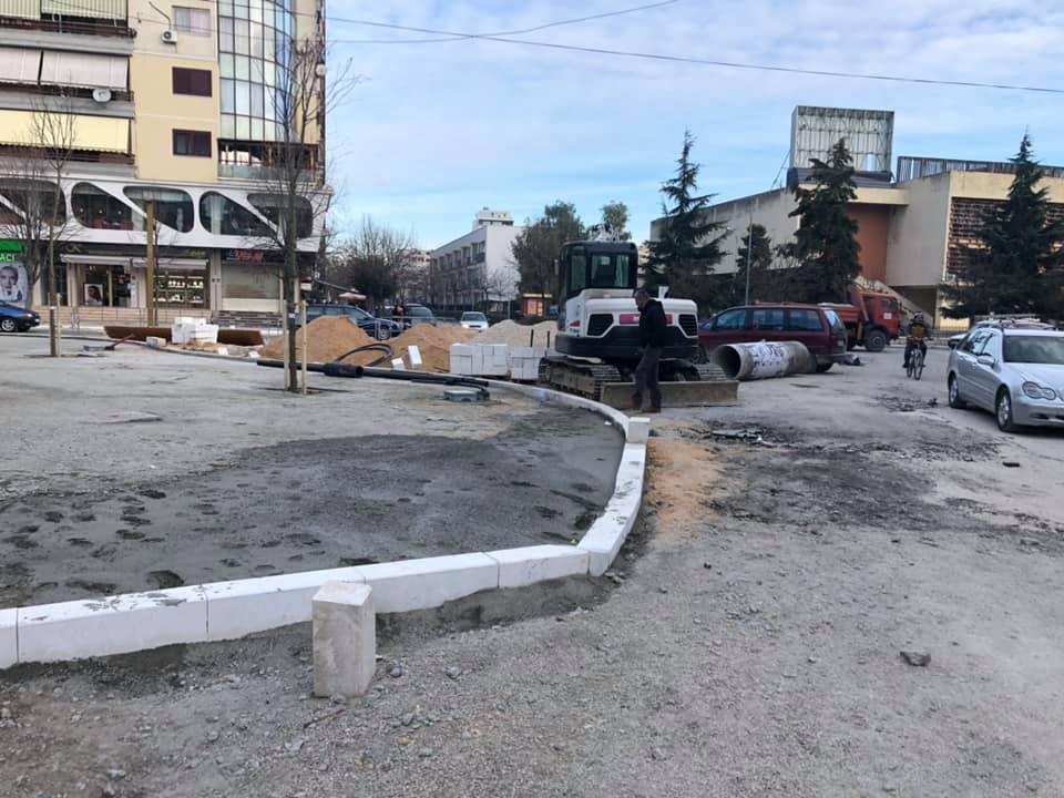 Paloka: Betoni i Gjushit vazhdon të shtrihet në sheshe e të ngrihet në kulla!