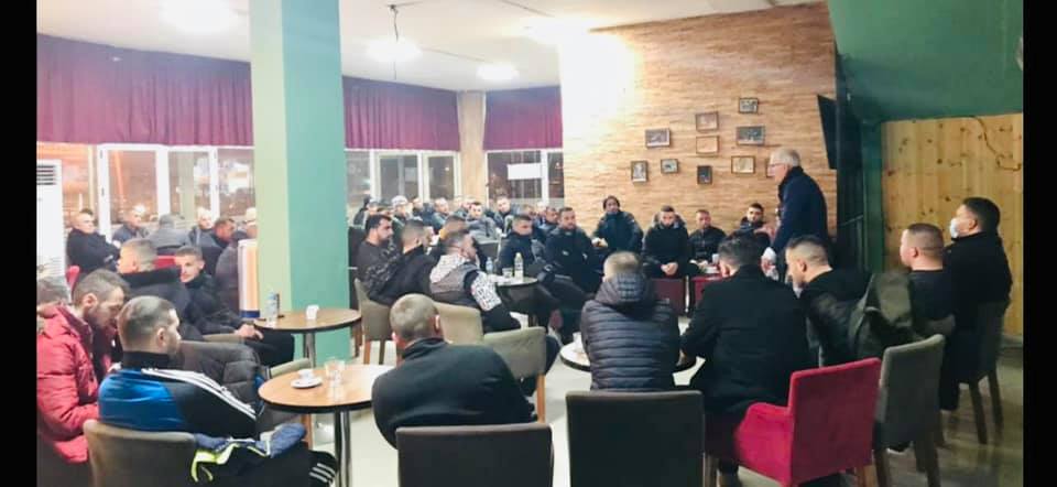 Xhaferraj mbledh të rinjtë e lagjes nr.17: Dera e PD është e hapur për të gjithë