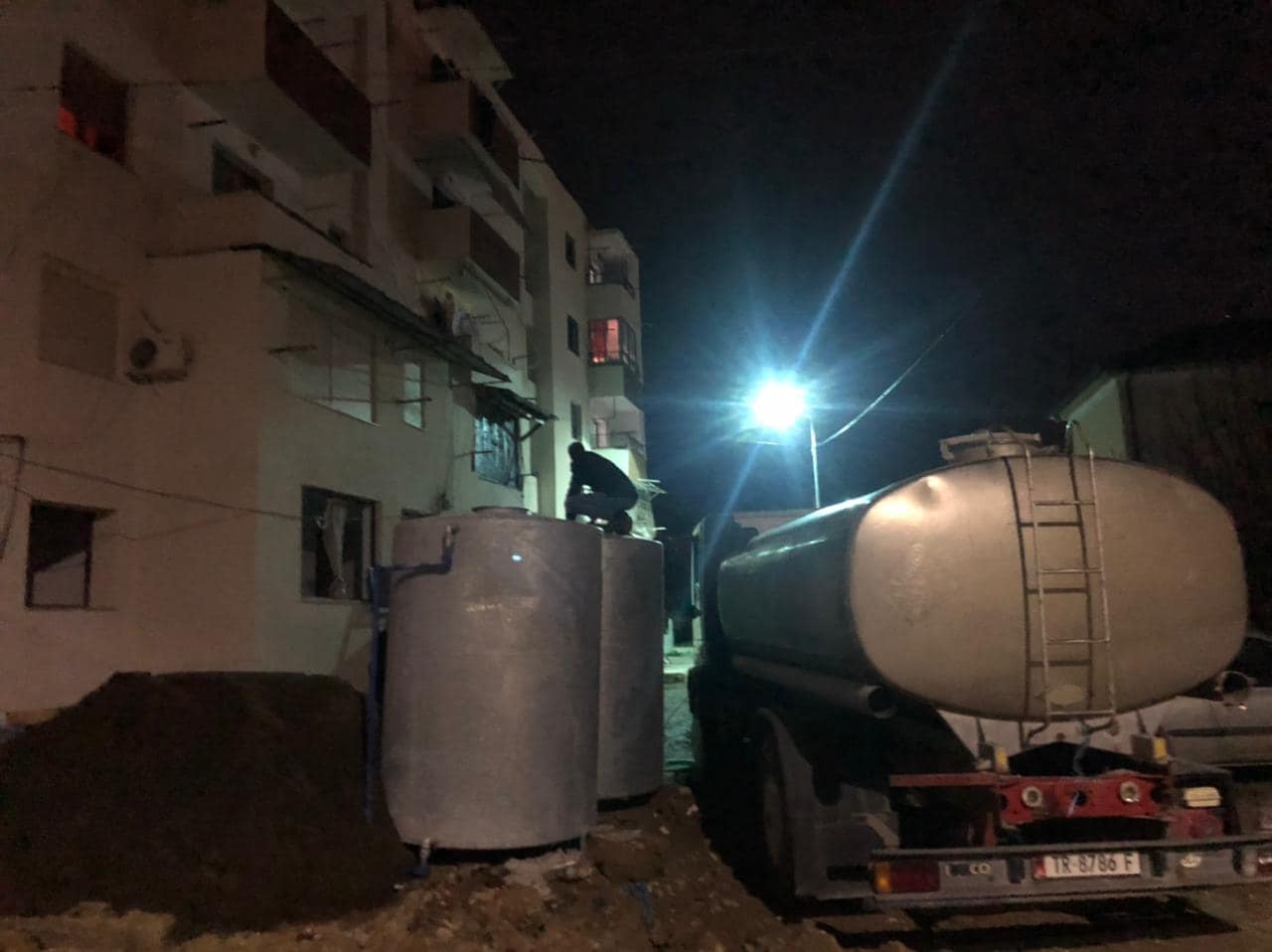 Pas përmbytjeve, Shijaku mbetet pa ujë. Arbana: Po ndihmojmë banorët duke shpërndarë ujë me bote (FOTO)