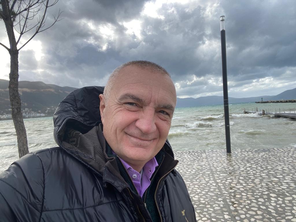 Presidenti Meta kalon fundjavën buzë detit të trazuar: Vlora e bukur në çdo kohë!