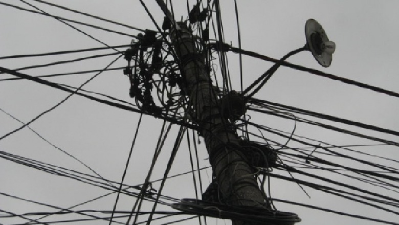 Bie në kontakt me rrymën elektrike, 60-vjeçari përfundon në spital