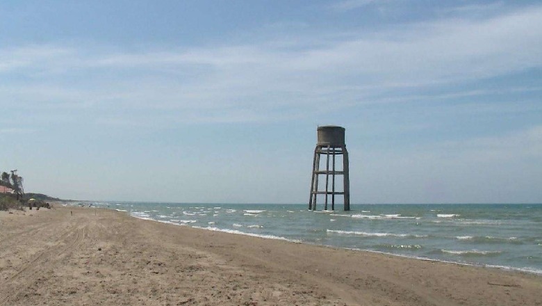 Ngelën në mes të detit, shpëtohen dy vëllezërit sërfistë