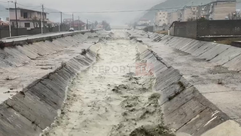 Fryhet lumi Shkumbin, rrezikon të dalë nga shtrati