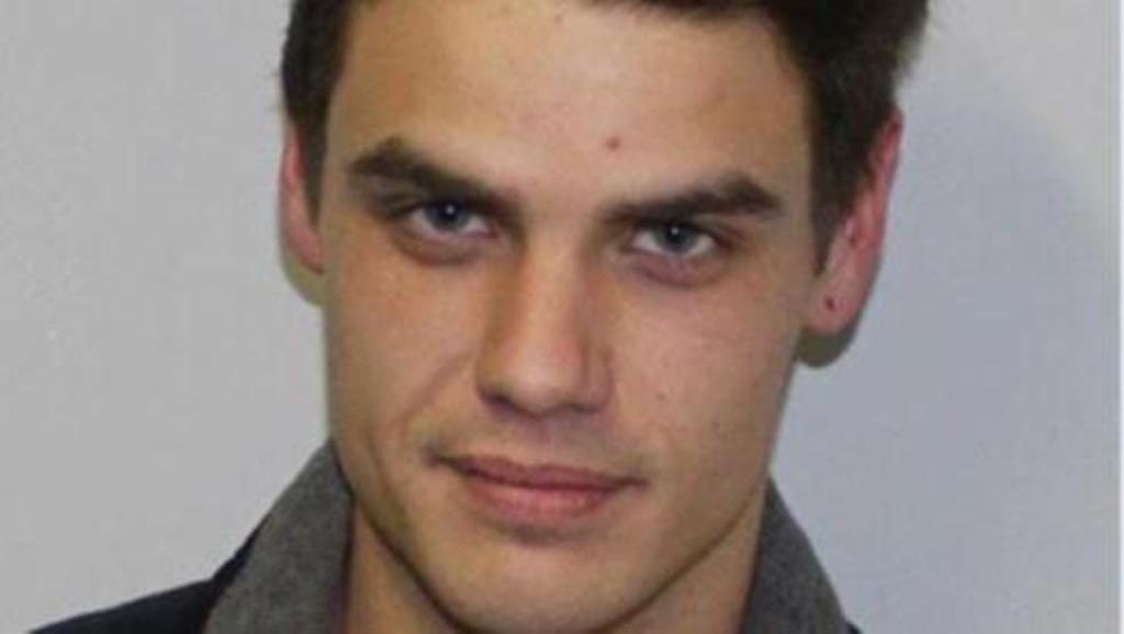 Në kërkim nga policia, vajzat i ofrojnë strehim “kriminelit” simpatik