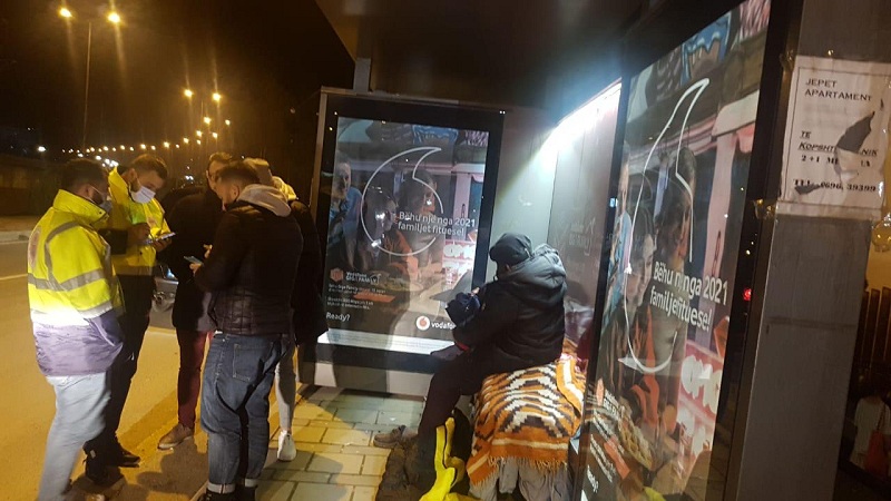 Moti i acartë/ Bashkia e Tiranës sistemon të pastrehët në qendrat sociale