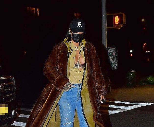 Rihanna shfaqet plot stil me veshjen e fundit në New York (FOTO)