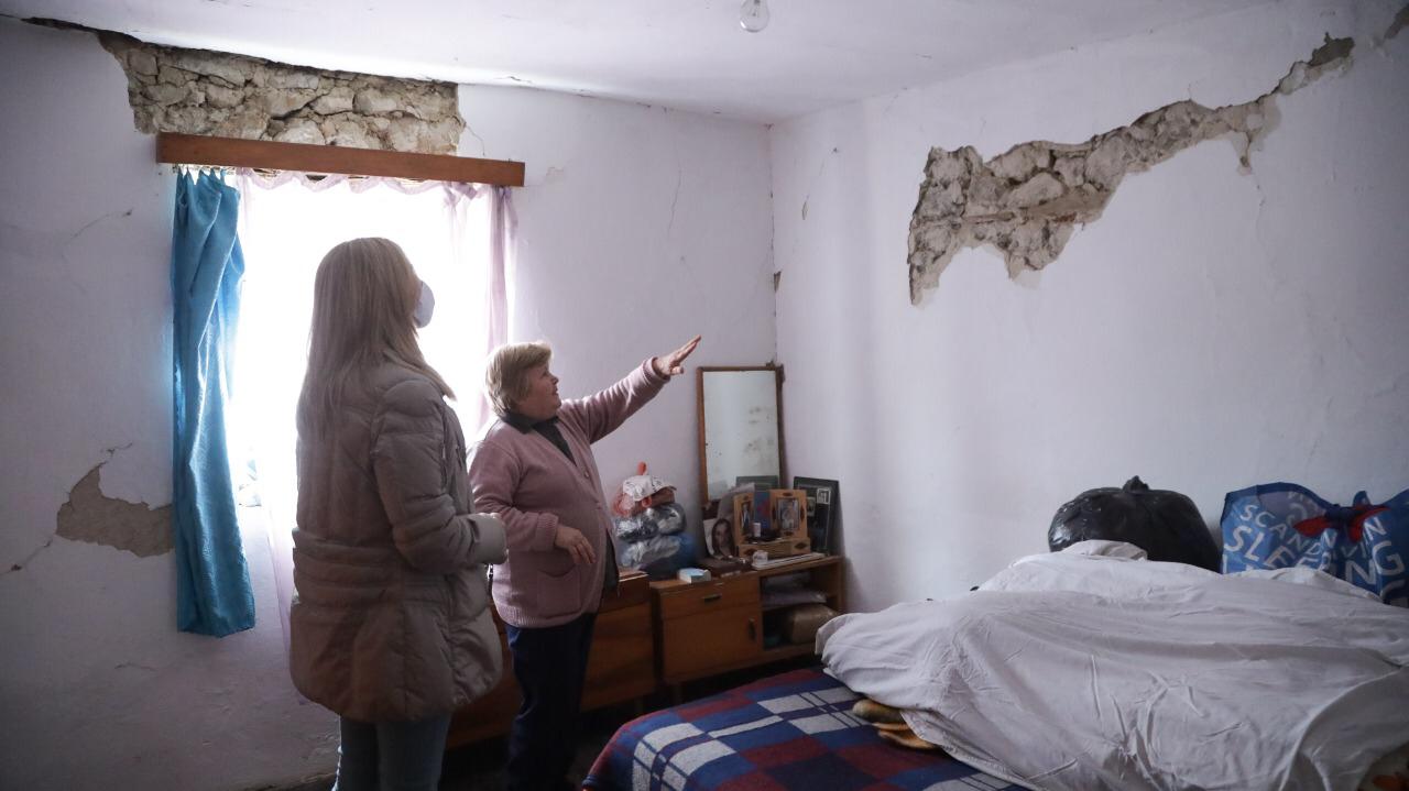 PD: Familja e varfër jeton në banesën e rrënuar nga tërmeti. Bashkia i skualifikon, rindërton vilat e militantëve