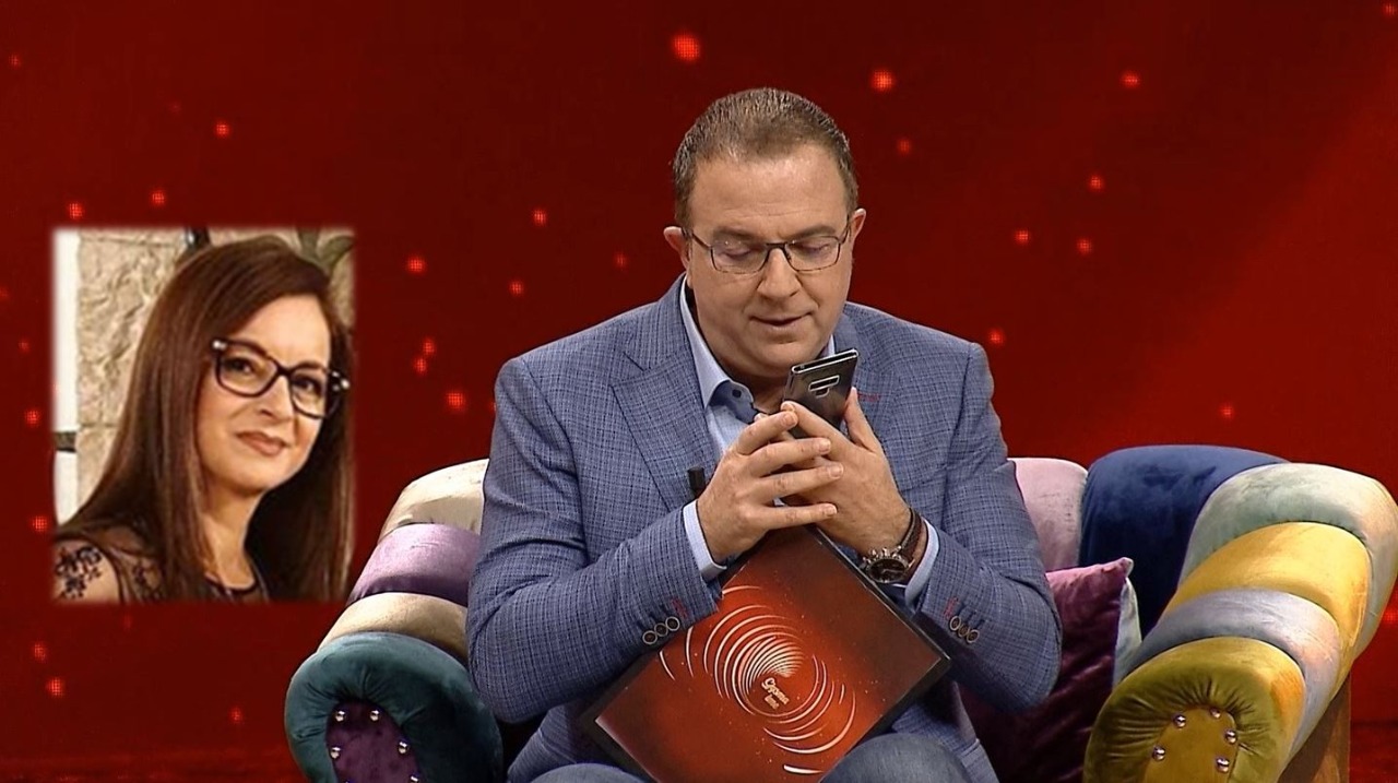 Ardit Gjebrea ndërpret intervistën në studio dhe telefonon bashkëshorten për t’i thënë…