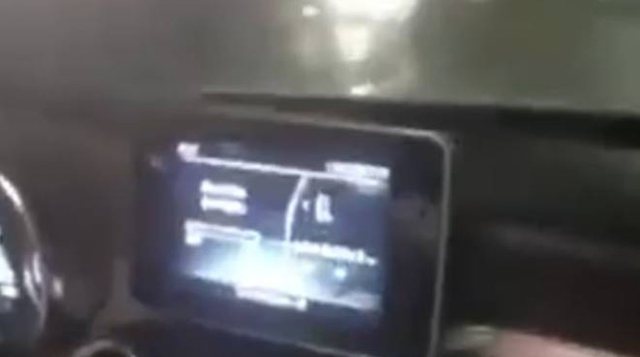 Po filmonin udhëtimin, makina me dy shqiptarët fluturon jashtë rruge (VIDEO)