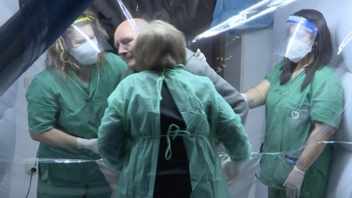 Shpiket “dhoma e përqafimeve” për personat me Covid-19