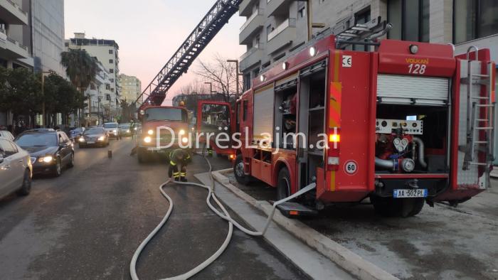 FOTOLAJM/ Kur zjarrfikësja “parkohet” në trotuar