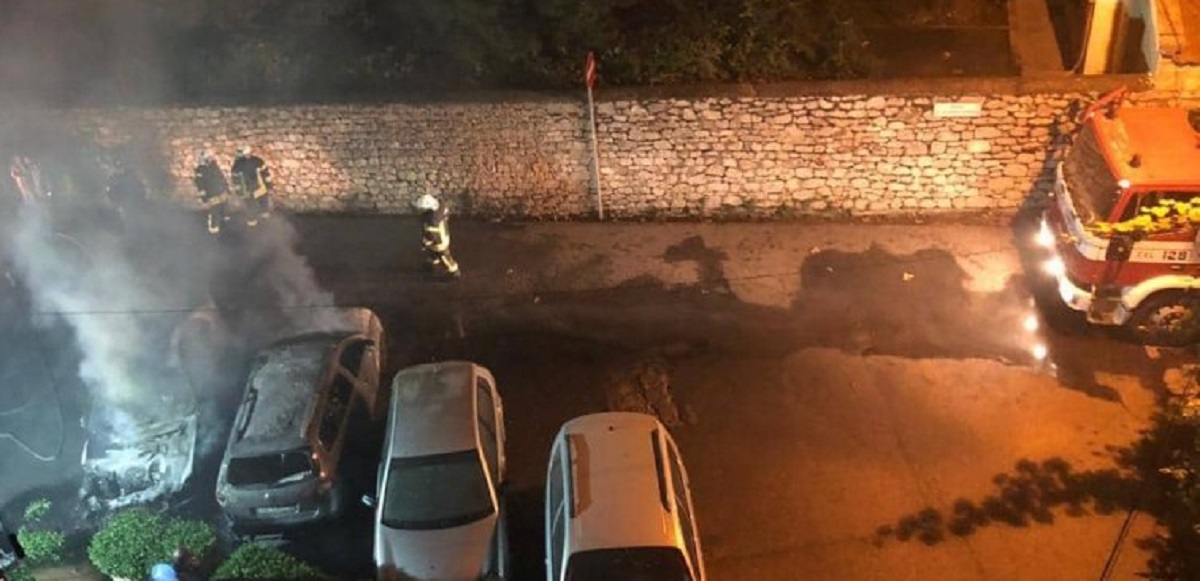 Digjen dy automjete gjatë natës në Vlorë