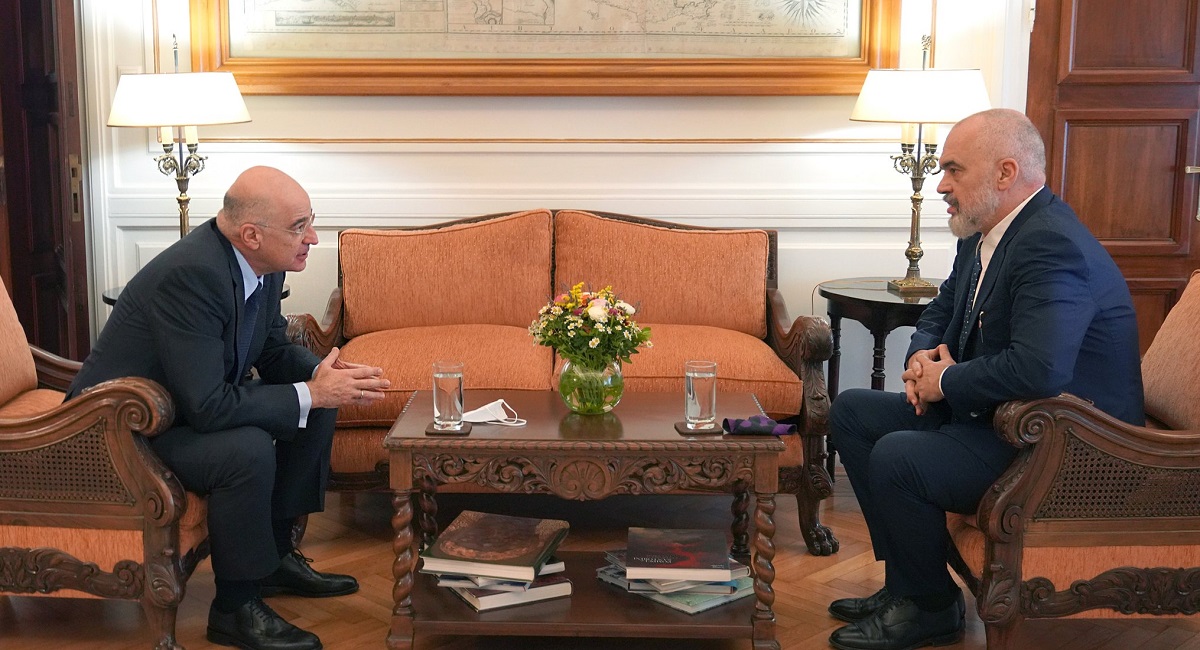 Vizita në Athinë, Rama takohet me ministrin Dendias