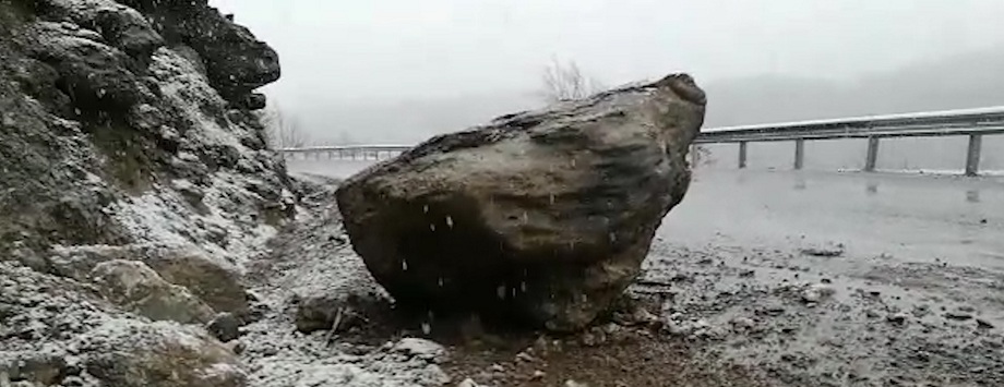 Rrëshqitja e gurëve bllokon rrugën Peshkopi-Kukës,  20 fshatra të izoluar, mungesë energjie në disa zona