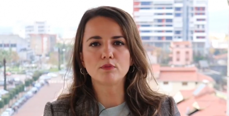 Rudina Hajdari njofton qarkun ku do kandidojë për deputete: Bashkohuni me ekipin tim, s’jemi të varfër, jemi të vjedhur!